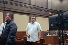 Bukan karena Usia, Ini Penyebab Pakaian Berlubang Saat Disimpan di Lemari