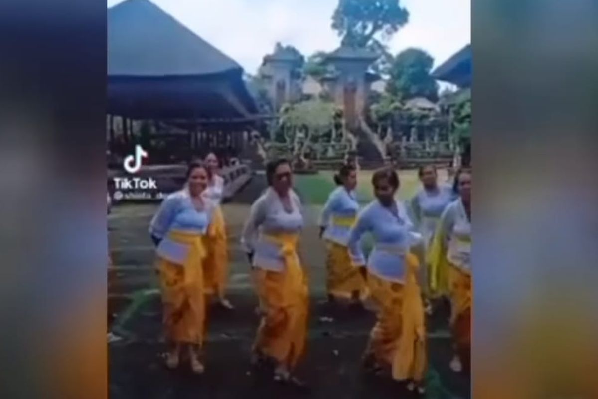 Ibu-ibu berjoget TikTok di Pura di Bali.