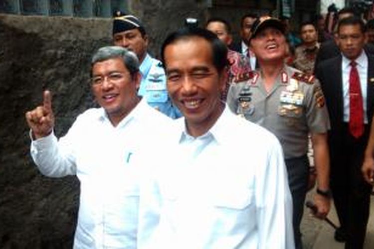Presiden Republik Indonesia, Joko Widodo, bersama Gubernur Jawa Barat, Ahmad Heryawan, mengunjungi sentra rajut Binong Jati, Kelurahan Binong, Kecamatan Batununggal, Kota Bandung, Senin (12/1/2015).