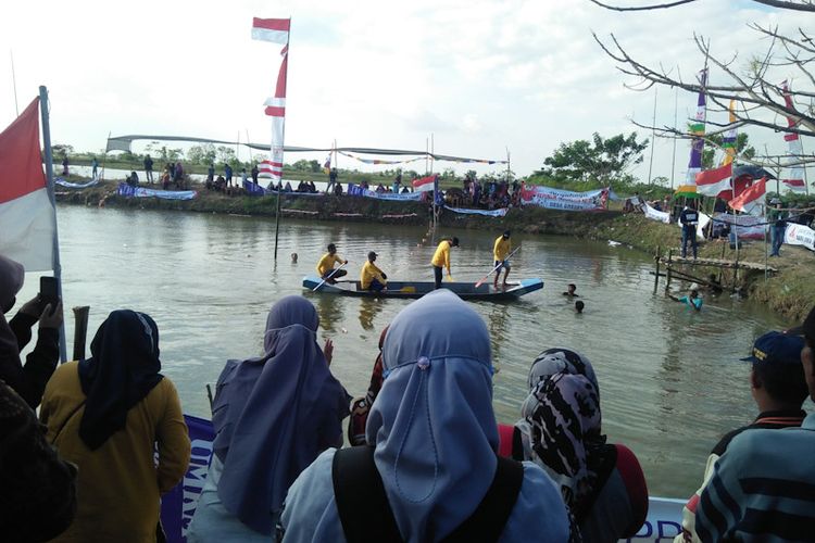 Keseruan dalam perlombaan balap dayung perahu yang digelar karang taruna Desa Gredeg di Waduk Gedang Kulut, Kamis (18/8/2022). *** Local Caption *** Keseruan dalam perlombaan balap dayung perahu yang digelar karang taruna Desa Gredeg di Waduk Gedang Kulut, Kamis (18/8/2022).