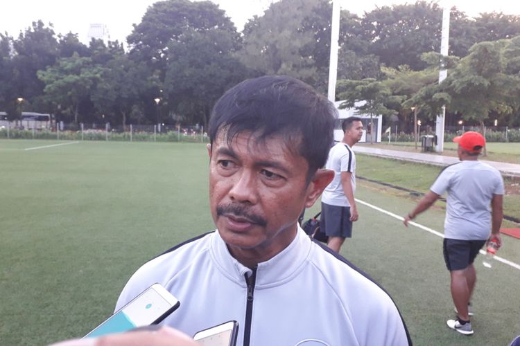 Pelatih tim nasional U-22 Indonesia, Indra Sjafri usai sesi latihan terakhir di Lapangan ABC, Kompleks GBK, Jakarta, Kamis (14/2/2019).