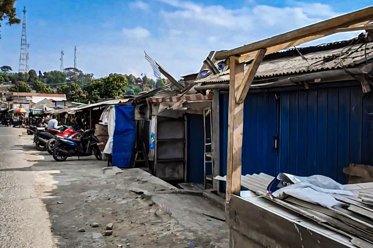 Embusan Angin Helikopter Rusak Jongko di Bandung Barat, SPN Polda Jabar Ganti Kerugian Pedagang