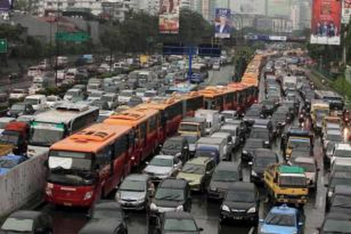 Kemacetan lalu lintas di sepanjang Jalan Gatot Subroto menuju arah Grogol, Jakarta, seusai hujan reda dan bertepatan dengan jam pulang kantor, Kamis (5/1/2012).