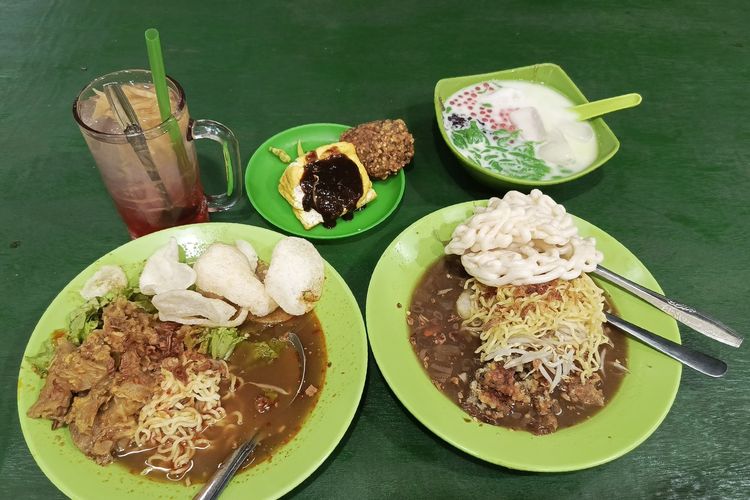 Lontong mi, dawet dan tahu campur salah satu menu andalan Depot Hj Rochmah yang berada di Pasar Baluran Surabaya.