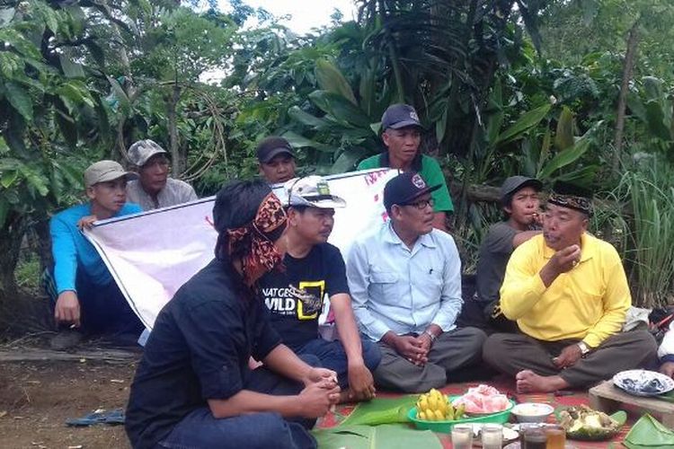 Kedurei masyarakat adat Suku Rejang Kayu Manis, Kabupaten Rejang Lebong, Provinsi Bengkulu. Dalam Kedurei, mereka memohon doa agar Tuhan menggerakkan hati pemimpin negeri untuk mengesahkan Rancangan Undang-Undang Perlindungan dan Pengakuan Masyarakat Adat (RUU PPMA)