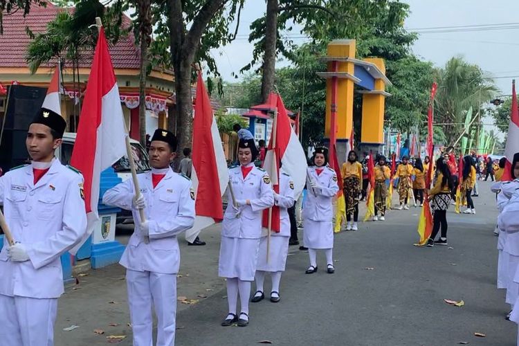 Kirab dan bentangan bendera seribu meter di Desa Dawung, Kecamatan Ringinrejo, Kabupaten Kediri, Jawa Timur, Selasa (16/8/2022).