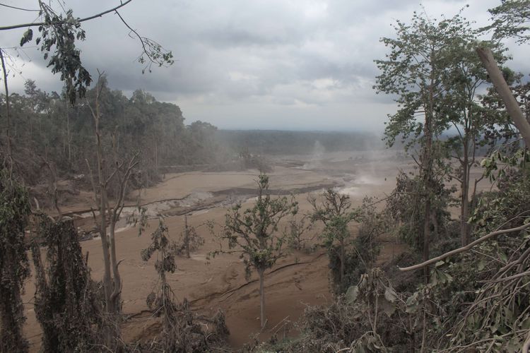 Material awan panas Gunung Semeru di sekitar Jembatan Gladak Perak di Kabupaten Lumajang, Jawa Timur, Senin (6/12/2021). Jembatan yang menjadi akses utama Lumajang dan Malang itu putus akibat aliran awan panas Gunung Semeru yang mengalami erupsi pada Sabtu (4/12/2021) lalu.