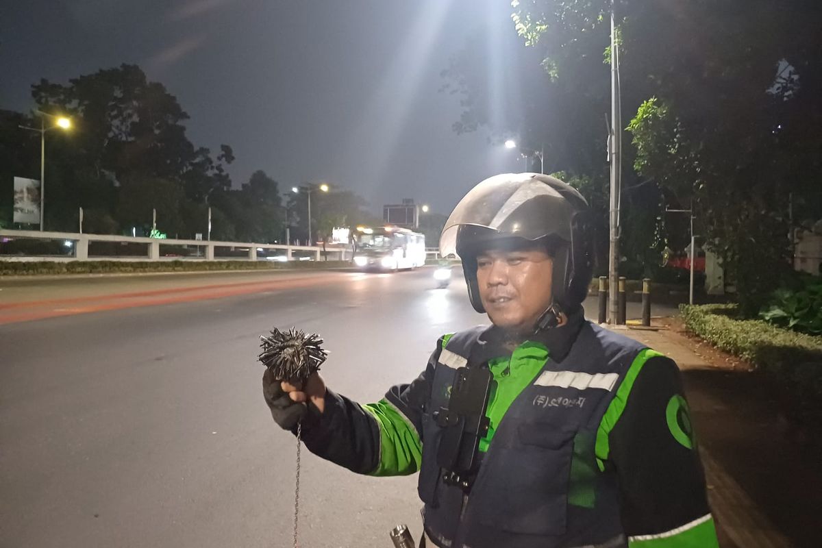 Papang, usai membersihkan besi ranjau di Jalan Gatot Soebroto, Jakarta Pusat, Selasa (27/8/2024).