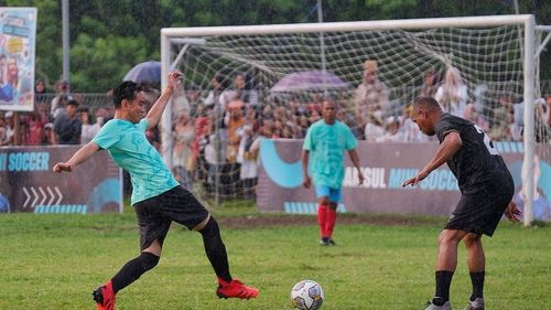 Main Bola Saat Kampanye di Maluku, Gibran Cetak 2 Gol