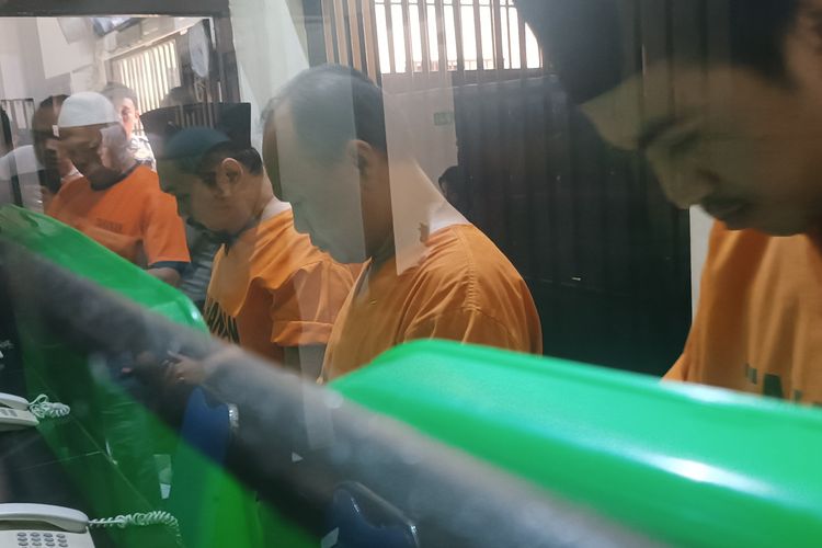 Tahanan Polres Malang saat menyalurkan hak pilihnya di Rutan Polres Malang, Rabu (14/2/2024).