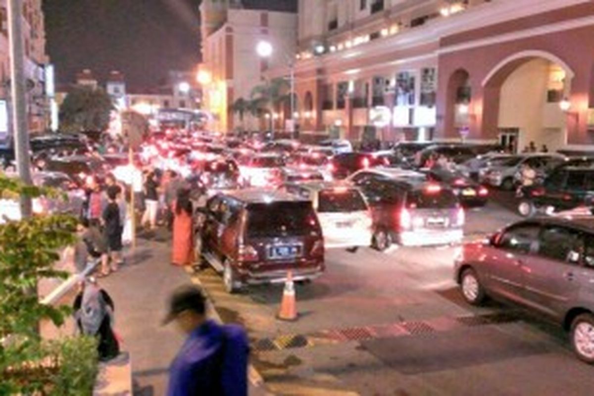 Kemacetan akibat mobil-mobil yang keluar dari Mall of Indonesia Kelapa Gading, yang terbakar, pada Sabtu (29/6/2013). 