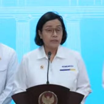 Menteri Keuangan Sri Mulyani Indrawati didampingi Menteri Pertanian Amran Sulaiman dan Menteri Sosial Saifullah Yusuf saat memberikan keterangan pers pengumuman paket stimulus ekonomi untuk masyarakat di Kantor Presiden, Jakarta, Senin (2/6/2025).