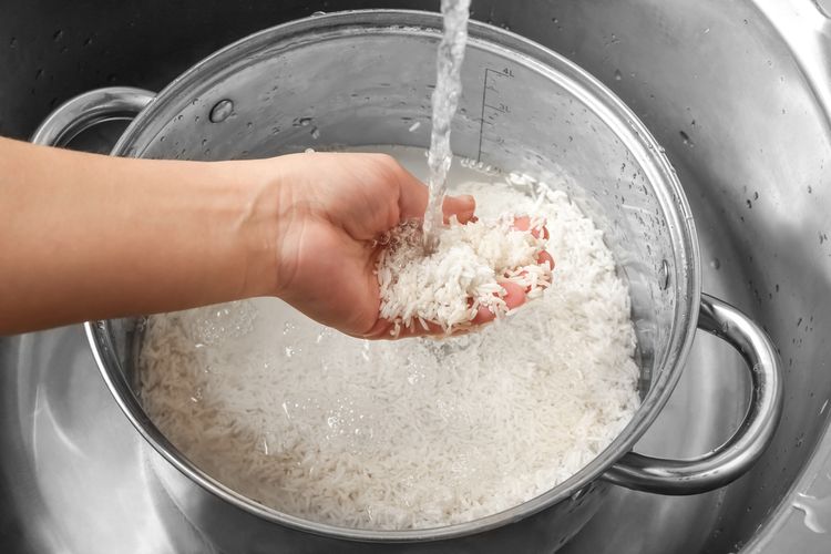 Ilustrasi mencuci beras, air cucian beras
