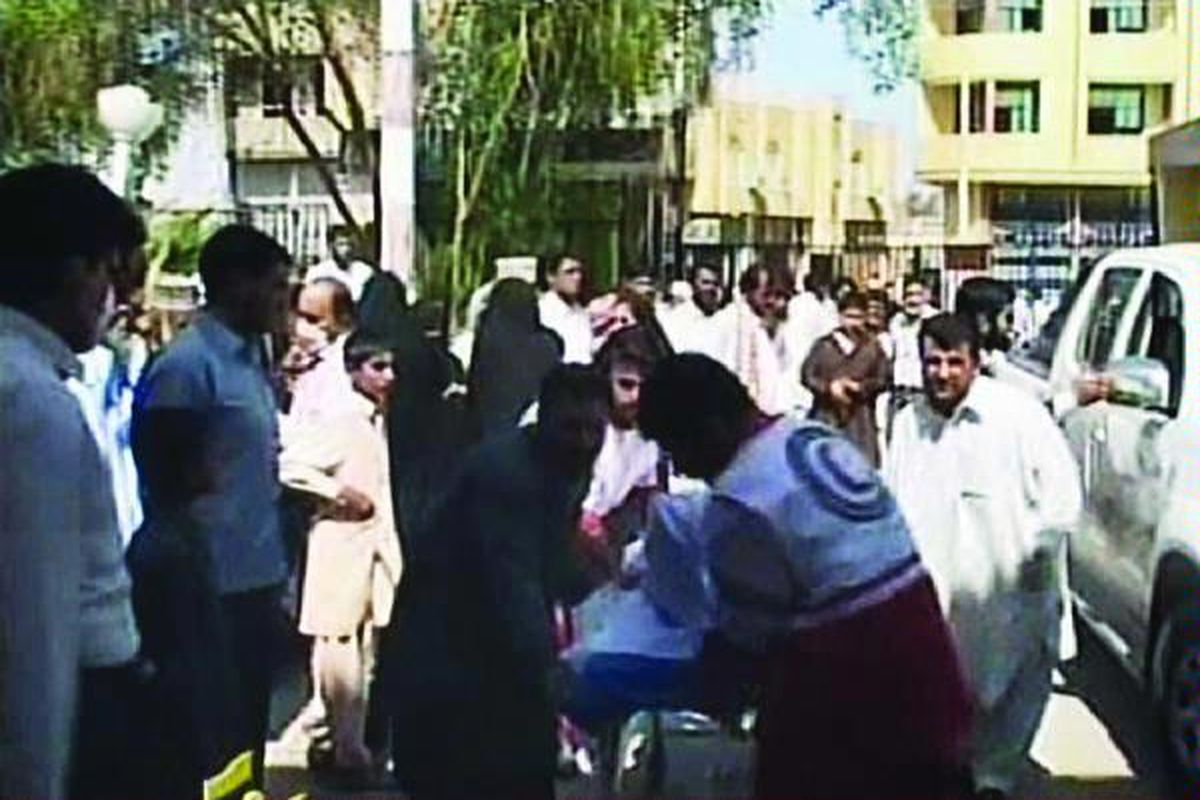 Gambar dari TV Al-Alam di Iran memperlihatkan seorang korban cedera tiba di sebuah rumah sakit di Pisheen, Iran Tenggara, Minggu ( 18/ 10).