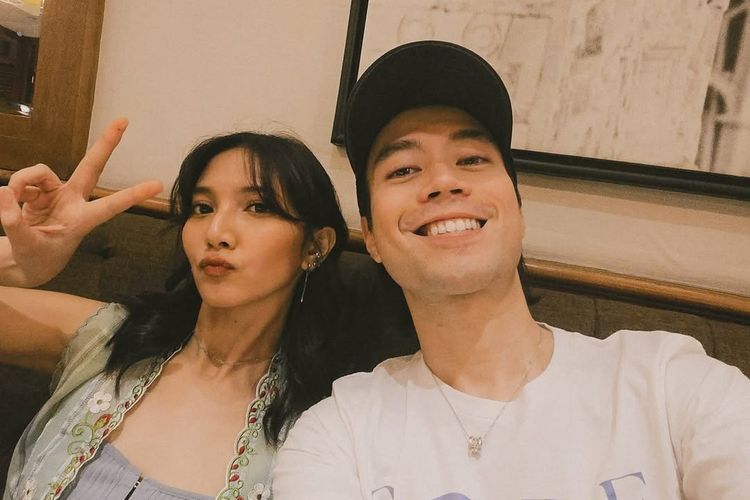 Penyanyi Vidi Aldiano menunjukkan dukungan manis sekaligus unik untuk film Sore: Istri dari Masa Depan yang dibintangi oleh sang istri, Sheila Dara.