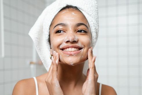Wanita 40 Tahun Ini Ceritanya Viral, Bagikan Resep Awet Muda dengan Jarang Mencuci Wajah