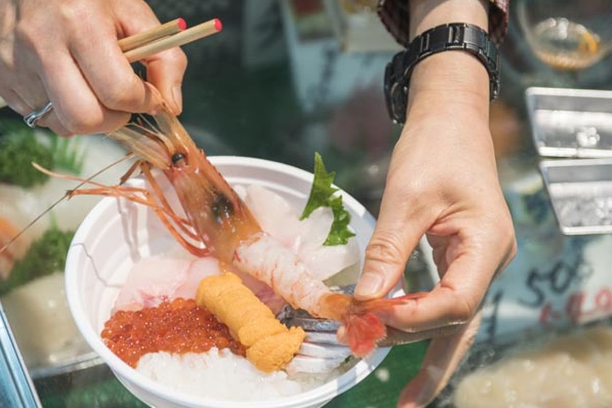 Anda bisa memilih udang botan, ikura, kepala gurita, uni, menuki (ayudai), hakkaku, dan iwashi untuk kaisen-don. Kaisen-don adalah nasi dengan tambahan sashimi segar sebagai topping. Kaisen-don dijual di Pasar Washo yang terletak di Kota Kushiro, Hokkaido bagian timur, Jepang.