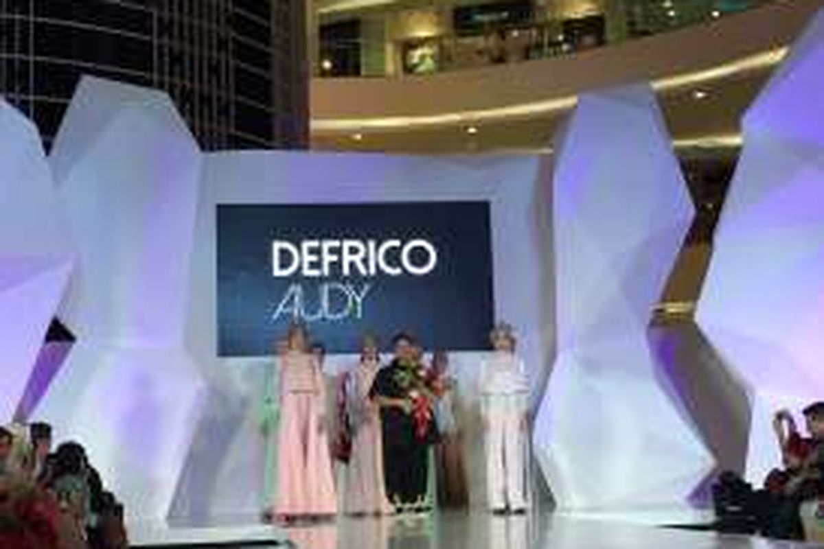 Koleksi Defrico Audy dalam 'Urang Rantau' Jakarta Fashion Week 2017 di Senayan City Jakarta, Senin (24/10/2016). 