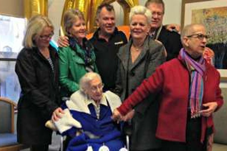 Suster Angela O'Donoghue merayakan ulang tahunnya yang ke-100 bersama teman dan keluarga.


