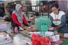 Berjibaku dengan Panas, Petugas Sortir dan Pelipat Suara Pilkada Magetan Dapat Upah Rp 800.000