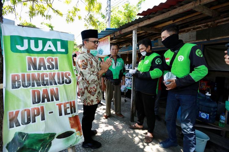 Pemerintah Kabupatan Banyuwangi menggandeng beberapa warung rakyat untuk menyiapkan makanan gratis untuk para pekerja informal yang terdampak corona.