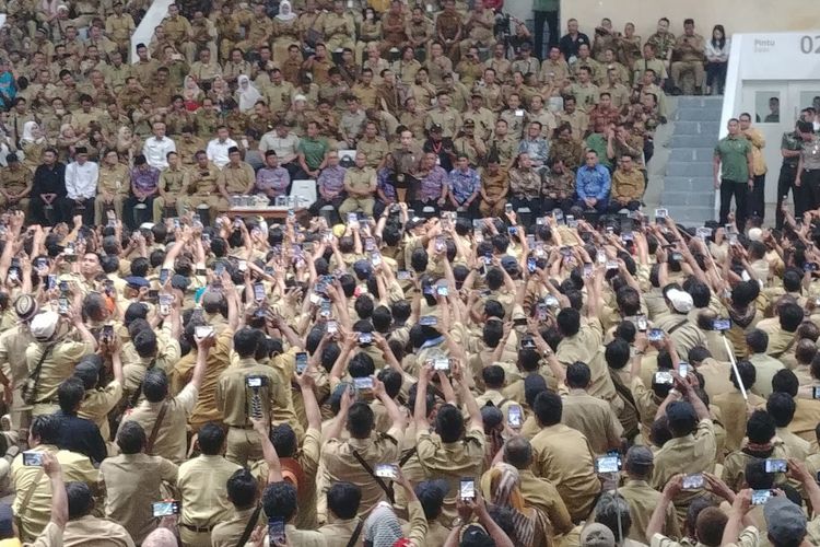 Presiden Joko Widodo menemui ribuan perangkat desa, di Istora Senayan, Jakarta, Senin (14/1/2019).