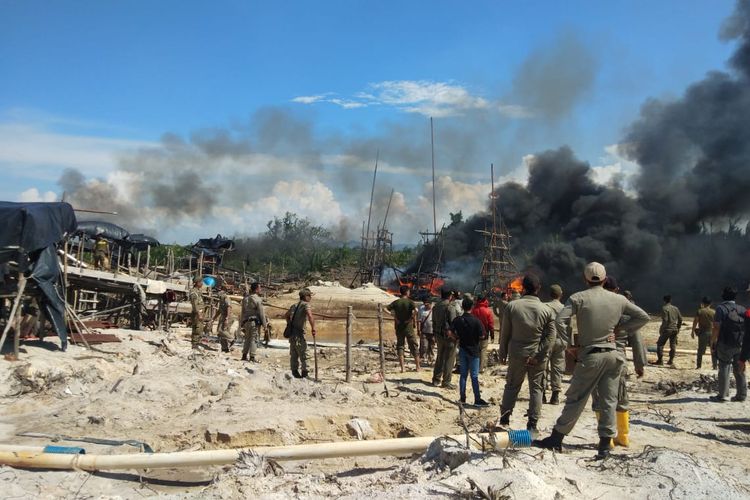 Aparat gabungan membakar ponton timah apung di Pangkalarang, Pangkal Pinang, Rabu (26/6/201).