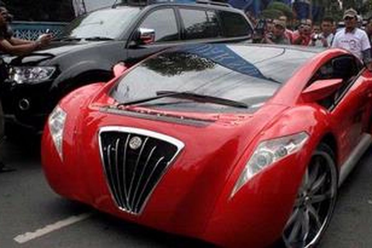 Mobil listrik Tucuxi milik Menteri BUMN Dahlan Iskan mulai melaju seusai menjalani ritual tolak bala di Solo, Jawa Tengah, Sabtu (5/1/2013). Mobil listrik ini dikemudikan langsung oleh Dahlan Iskan untuk uji kendara 1.000 kilometer dengan tahap awal menempuh rute Solo-Magetan.  