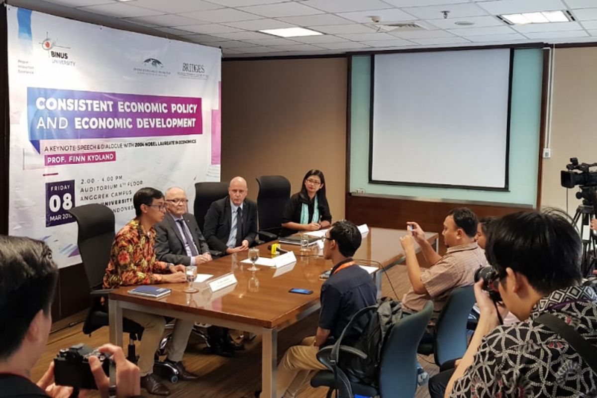 Binus University menghadirkan ekonom Prof Finn Erling Kydland, seorang ekonom Norwegia yang merupakan co-penerima Hadiah Nobel untuk bidang Ekonomi 2004 dalam seminar Consistent Economic Policy and Economic Development di Kampus Anggrek Binus, Jakarta (8/3/2019).