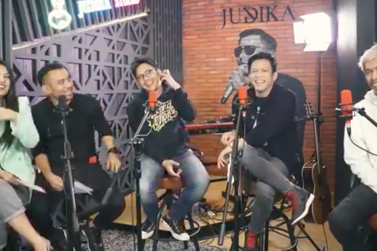 Pasangan Duma Riris dan Judika berbincang dengan para personel band NOAH, (dari kiri) David, Ariel, dan Lukman untuk kanal YouTube DAD Entertainment.