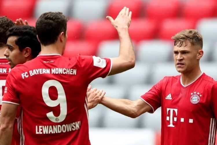 Robert Lewandowski dan Joshua Kimmich merayakan gol Bayern Muenchen ke gawang Freiburg pada lanjutan laga pekan ke-33 Bundesliga yang digelar di Allianz Arena, Sabtu (20/6/2020) malam WIB.