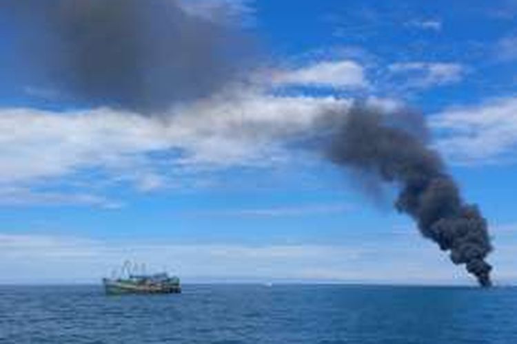 detik-detik pemusnahan delapan kapal asing asal Vietnam yang dimusnahkan di perairan Pulau Datuk, Kabupaten Mempawah, Kalbar (22/2/2016)