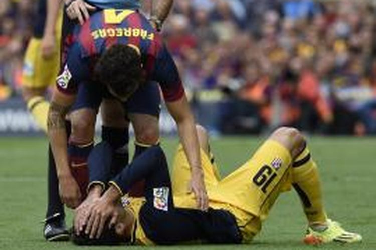 Bomber Atletico Madrid, Diego Costa, mengalami cedera pada pertandingan Primera Division melawan Barcelona, Sabtu (17/5/2014). 