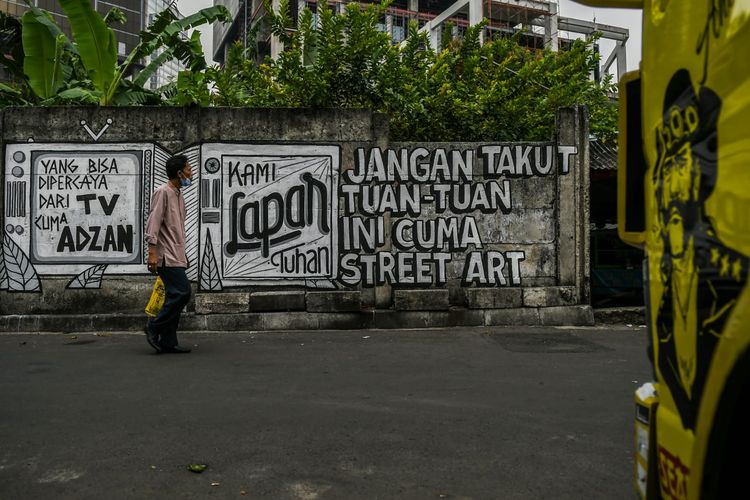 Mural kritik di kelurahan Kebon Kacang, Kecamatan Tanah Abang, Jakarta Pusat, Selasa (24/8/2021). 