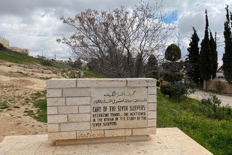 Landmark Gua Ashabul Kahfi di Amman, Yordania. Tempat yang diyakini sebagai lokasi tujuh pemuda tertidur selama 309 tahun dan diabadikan dalam QS. Al-Kahfi ayat 9-26.