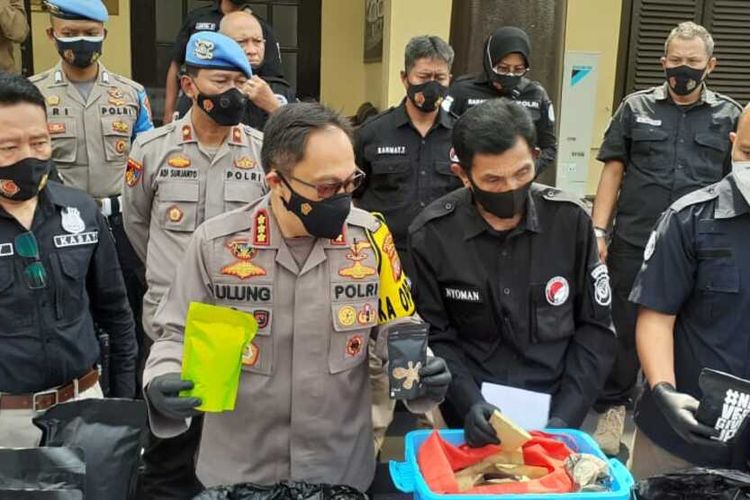 Kapolrestabes Bandung, Kombes Pol Ulung Sampurna Jaya tengah memperlihatkan barang bukti tembakau sintetis di Mapolrestabes Bandung, Senin (23/11/2020).