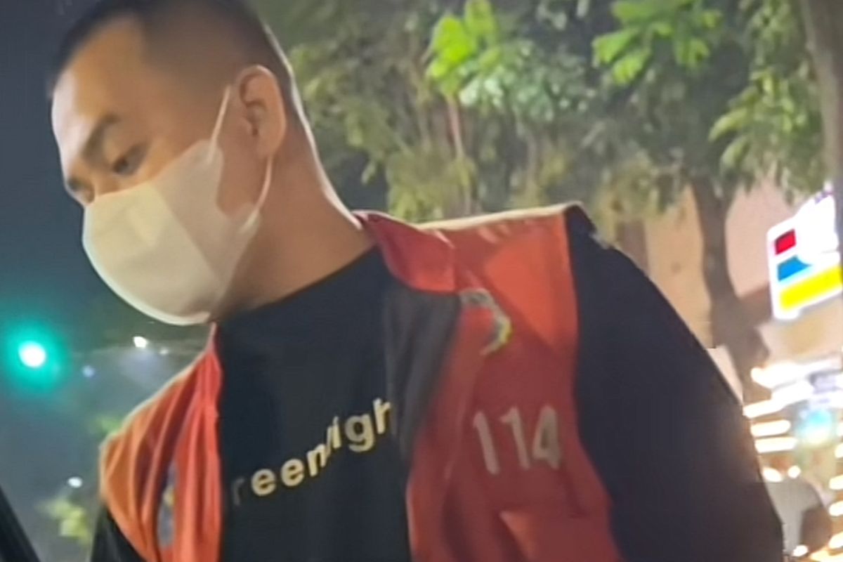 Jukir yang memaksa tarik uang parkir di Jalan Tunjungan, Surabaya, Jumat (11/7/2025).