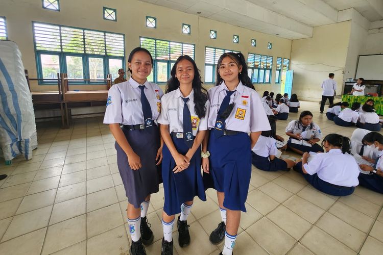 Murid SMPN1 1 Barong Tongkok, Kabupaten Kutai Barat, Kalimantan Timur saat belajar kearifan lokal