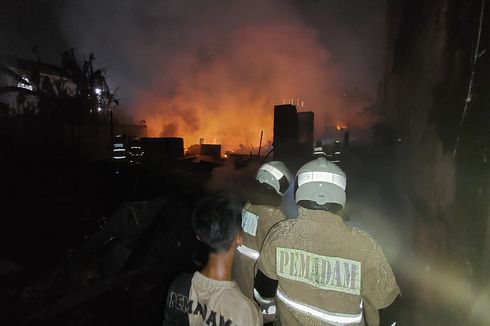 Puluhan Kontrakan di Kemanggisan Terbakar, 3 Warga Sesak Napas Dievakuasi