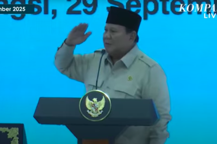 Presiden Prabowo memberikan hormat kepada 2 mantan office boy yang berhasil menjadi pengusaha dan menghasilkan Rp 120 miliar setahun. Momen itu terjadi saat meresmikan akad massal 26.000 rumah subsidi di Cileungsi, Bogor, Jawa Barat, Senin (29/9/2025).