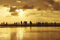 Pijar Matahari Tenggelam di Pantai Kaluku