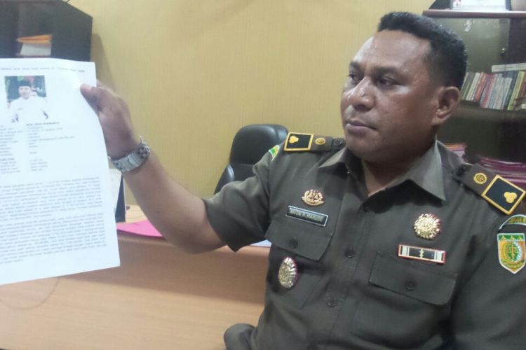 Kasi Penyidikan Pidana Khusus Kejati Papua Nikson Mahuse menunjukkan identitas tersangka Muhammad Hadi Kuswanto yang masuk DPO di Jayapura, Kamis (30/3)