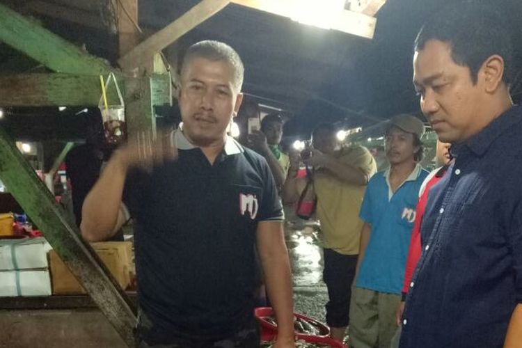 Wali Kota Semarang Hendrar Prihadi saat menyambangi pedagang pasar Ikan, Sabtu (4/3/2017) malam. Wali Kota merayu pedagang agar mereka bersedia pindah di lokasi bangunan pasar yang baru. 