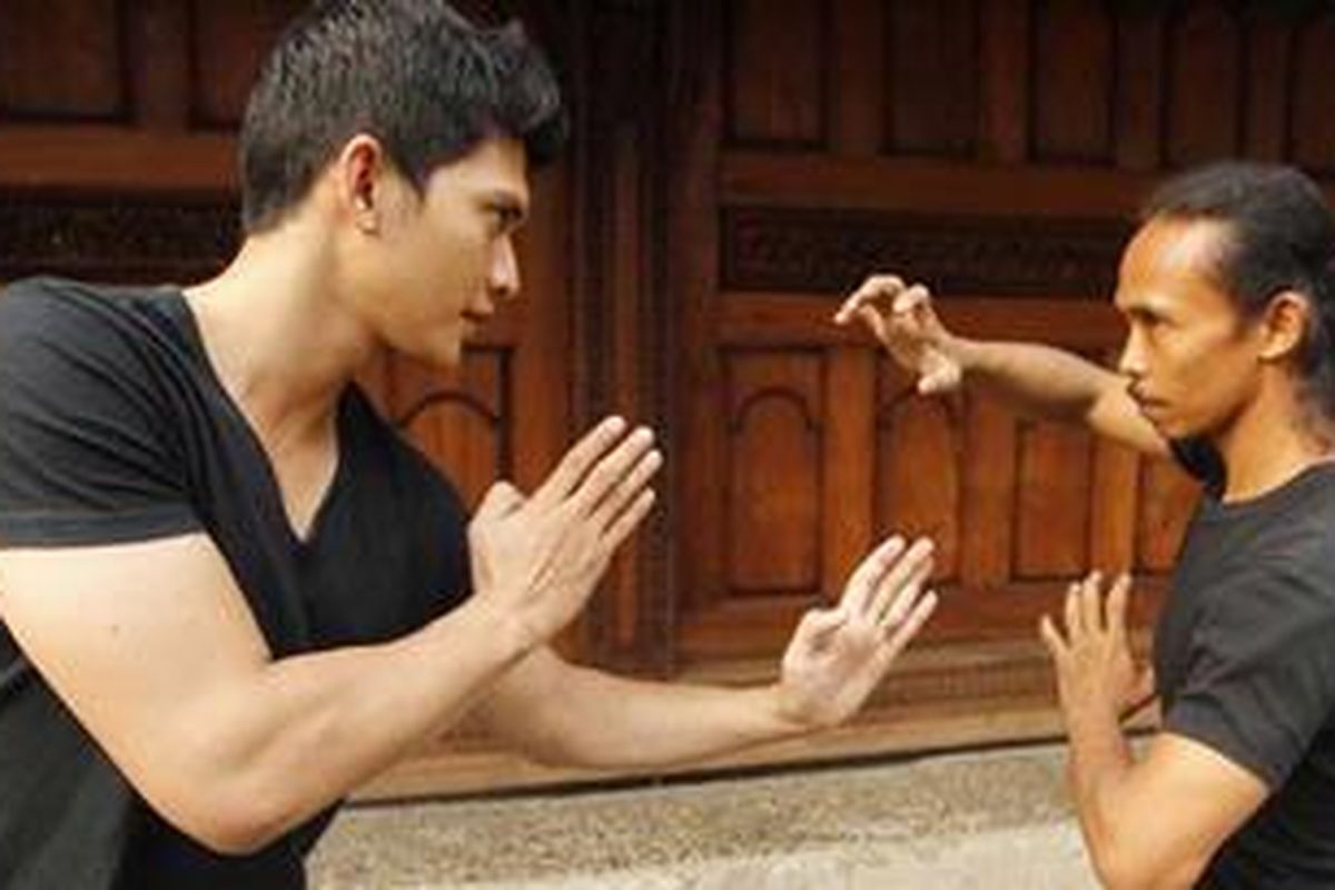 Aktor laga Iko Uwais (kiri) dan lawan mainnya dalam film The Raid: Redemption, Yayan Ruhian, beraksi seusai menjalani sesi wawancara di kantor redaksi Kompas.com, Palmerah, Jakarta, Jumat (16/3/2012). Setelah terlibat bersama dalam film Merantau, mereka kembali main dalam The Raid: Redemption, film garapan sutradara Inggris Gareth Evans.