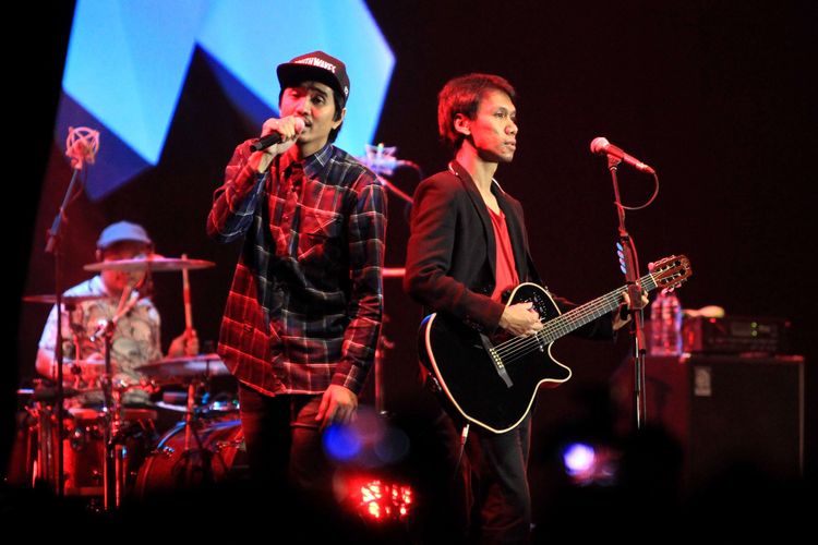 Grup band Sheila On 7 tampil pada Java Jazz Festival 2015 di JIExpo Kemayoran, Jakarta, Sabtu (7/3/2015). Java Jazz Festival 2015 yang berlangsung hingga Minggu (8/3/2015) menampilkan artis dari dalam dan luar negeri. KOMPAS IMAGES/KRISTIANTO PURNOMO