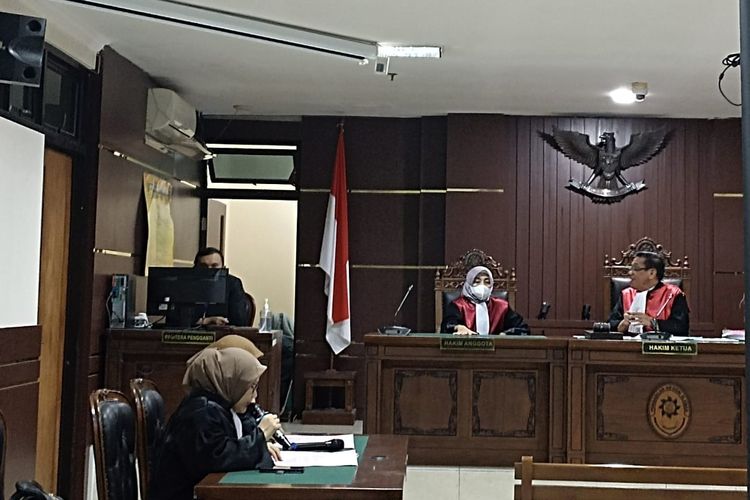 Sidang kasus mutilasi di salah satu penginapan di Jalan Kaliurang, Pakem, Sleman dengan terdakwa Heru Prastiyo (23). Sidang yang digelar di Pengadilan Negeri (PN) Sleman ini dengan agenda pembacaan tuntutan dari Jaksa Penuntut Umum.