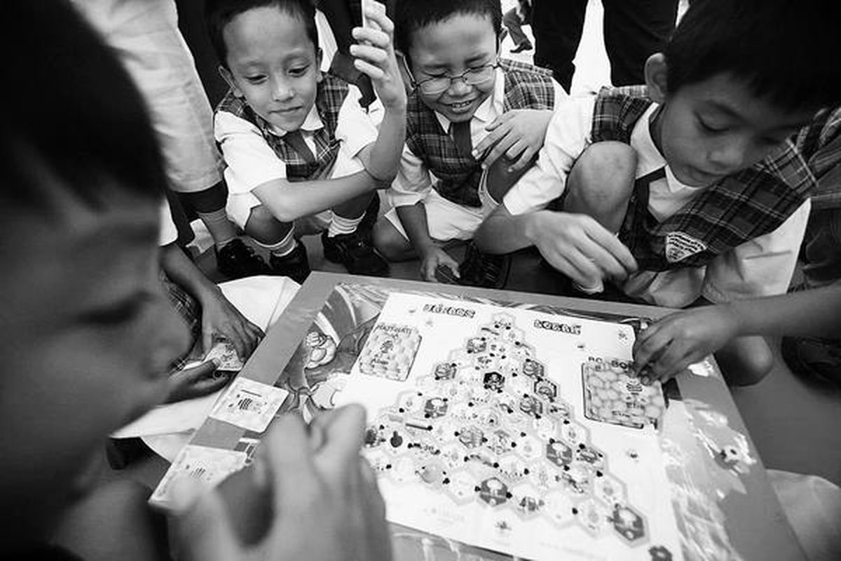 Anak-anak mencoba permainan edukatif Sarang Lebah, yaitu permainan bertema lingkungan hidup, yang diluncurkan Kementerian Negara Lingkungan Hidup dan Matoa Albarits, Jumat (15/8) di Jakarta. Permainan ini bebas royalti sehingga bisa diperbanyak secara gratis.  