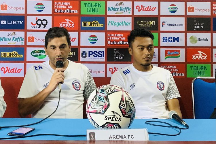 Sehari sebelum pertandingan leg kedua semifinal Piala Presiden 2022, pelatih Arema FC Eduardo Almeida dan pemain Rizki Dwi melakukan preskon di Kantor Arema FC, Minggu (10/7/2022) siang.