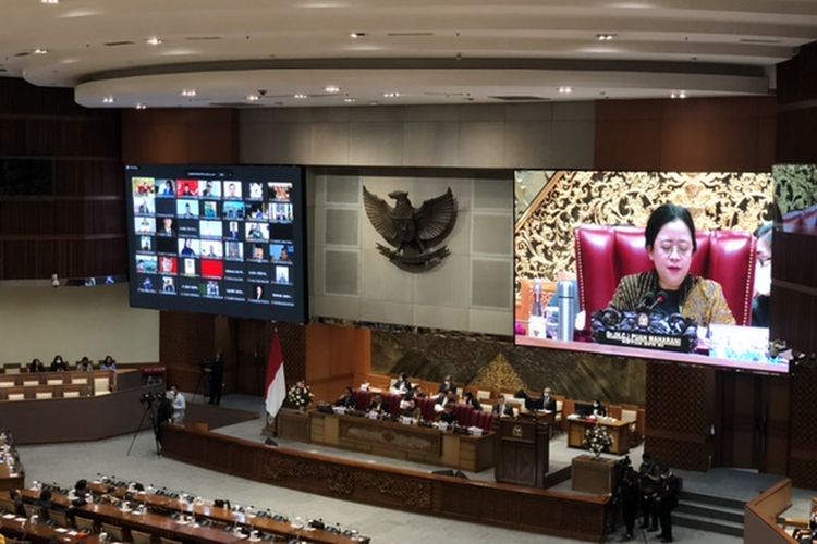 Ketua DPR RI Puan Maharani membuka rapat paripurna DPR RI di Kompleks Parlemen Senayan, Jakarta, Selasa (21/3/2023). 
