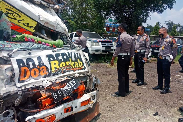Kondisi truk yang terlibat kecelakaan maut di Jalan Raya Puncak Bogor, Kampung Sampay, Desa Tugu Utara, Kecamatan Cisarua, Kabupaten Bogor, Jawa Barat, Sabtu (17/10/2020).